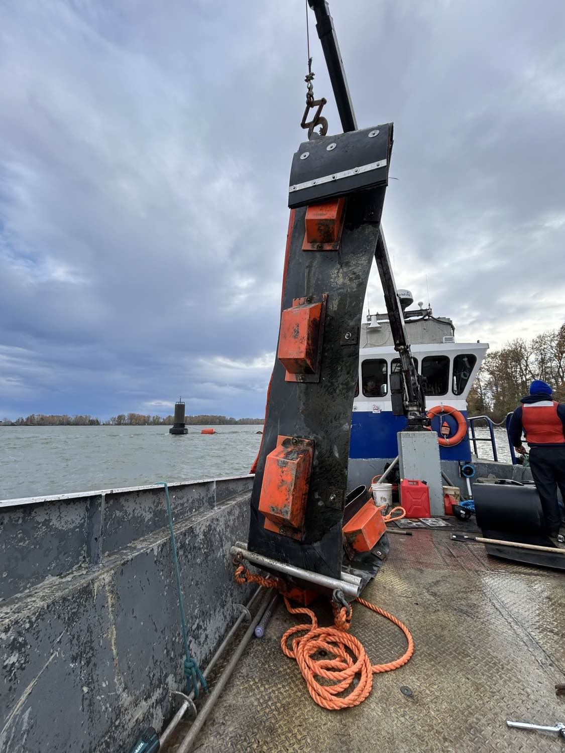 Boom end section being lifted by crane from vessel deck
